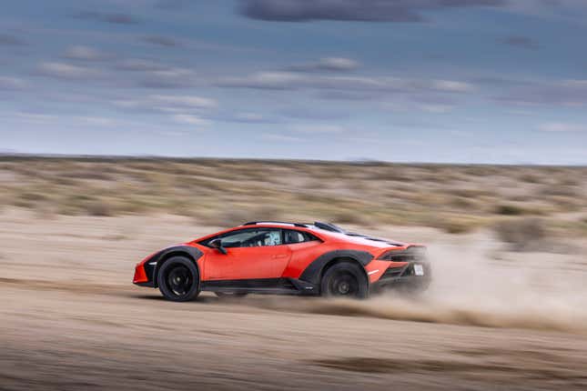 Vista lateral del Lamborghini Huracan Sterrato 2024 conduciendo en el desierto